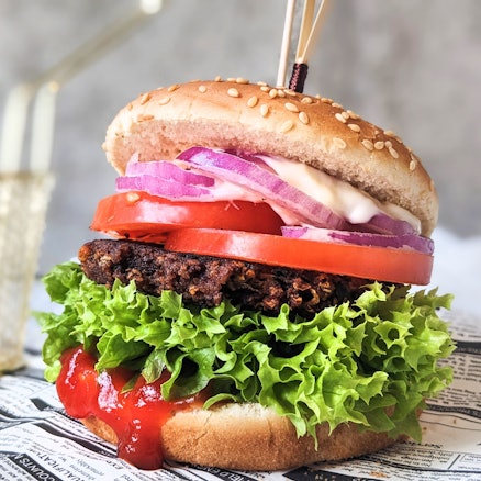 Der Patty im Veggie-Burger ist aus Kidneybohnen gemacht.