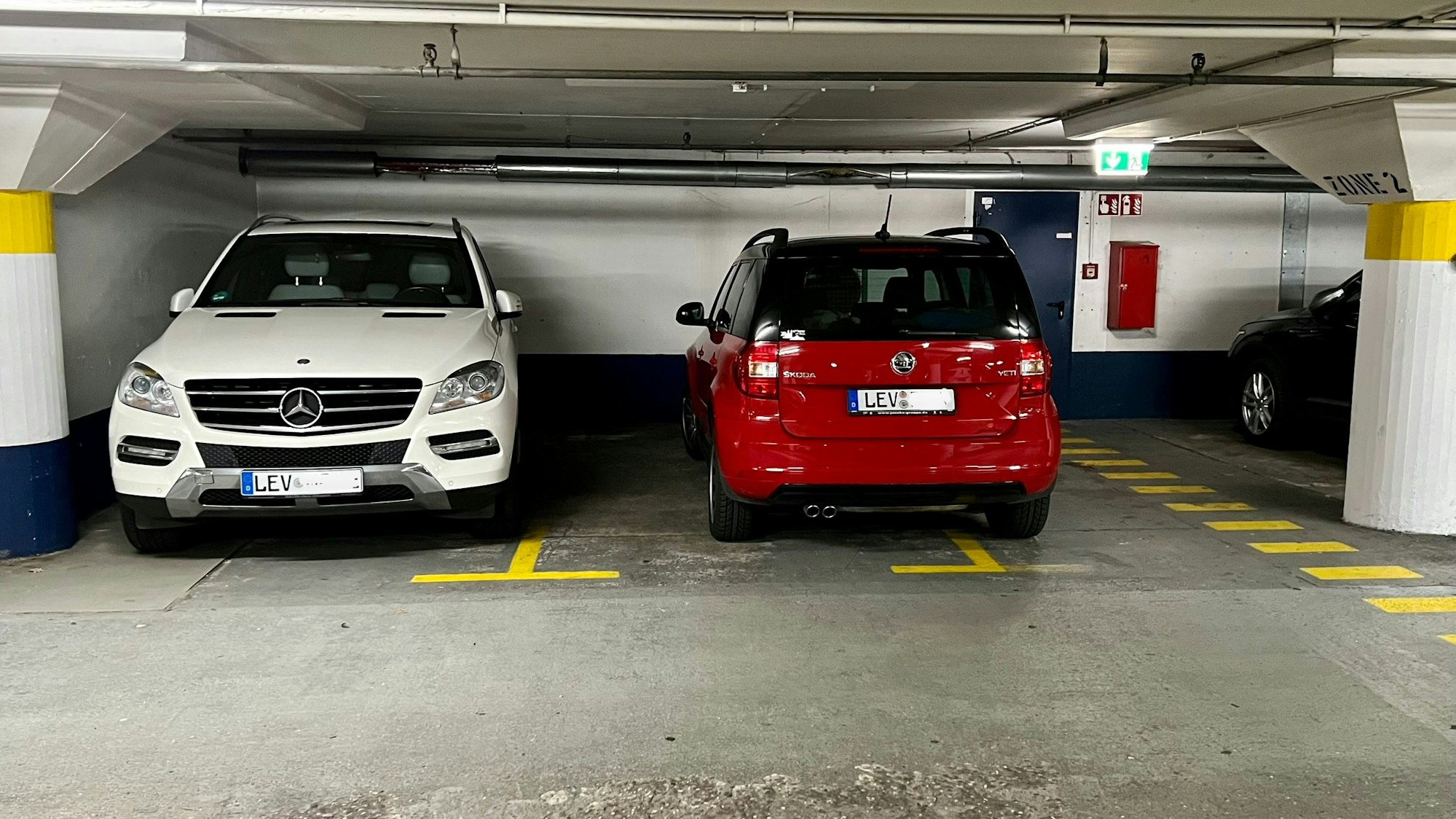 Zwei große schwere Autos in der Tiefgarage City-Center, Leverkusen-Wiesdorf