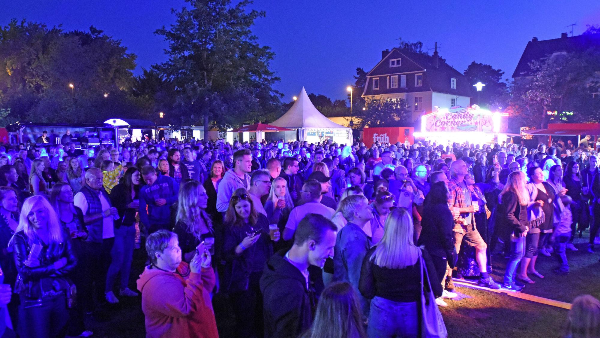 Besucher im vollen Stadtpark vor der Bühne des Grammo-Festivals.
