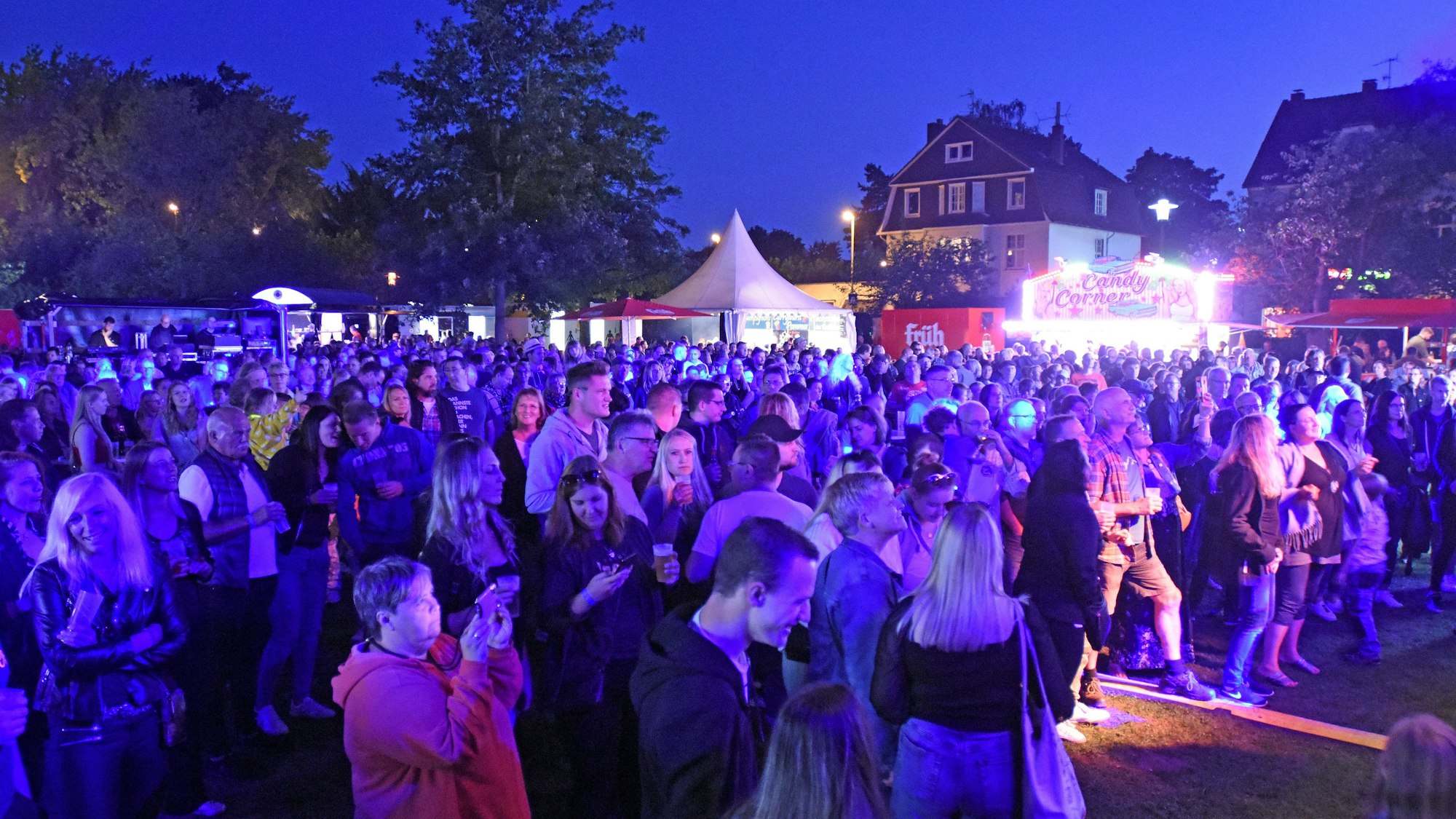 Besucher im vollen Stadtpark vor der Bühne des Grammo-Festivals.
