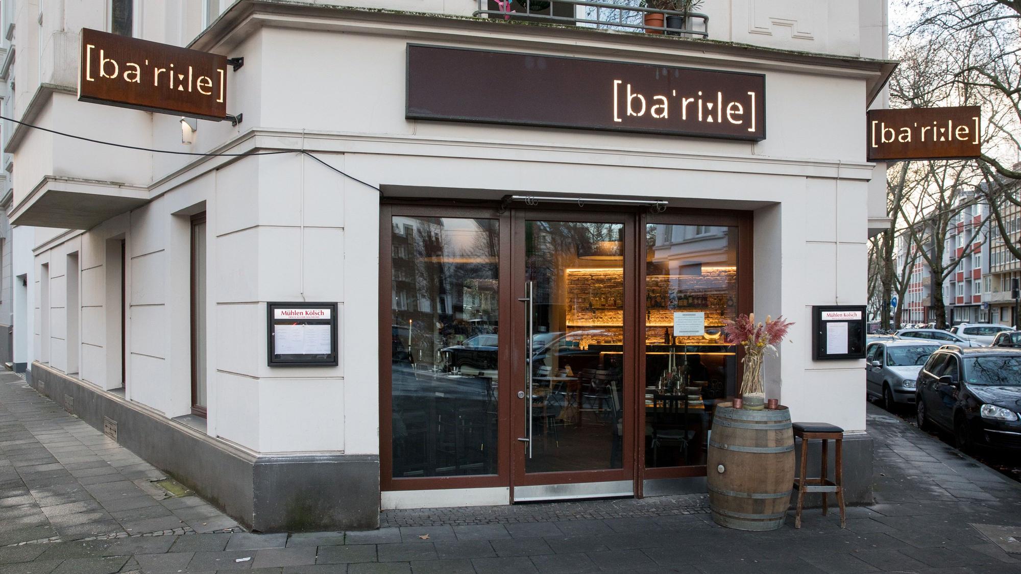 Eingangstür eines Restaurants an einer Straßenecke