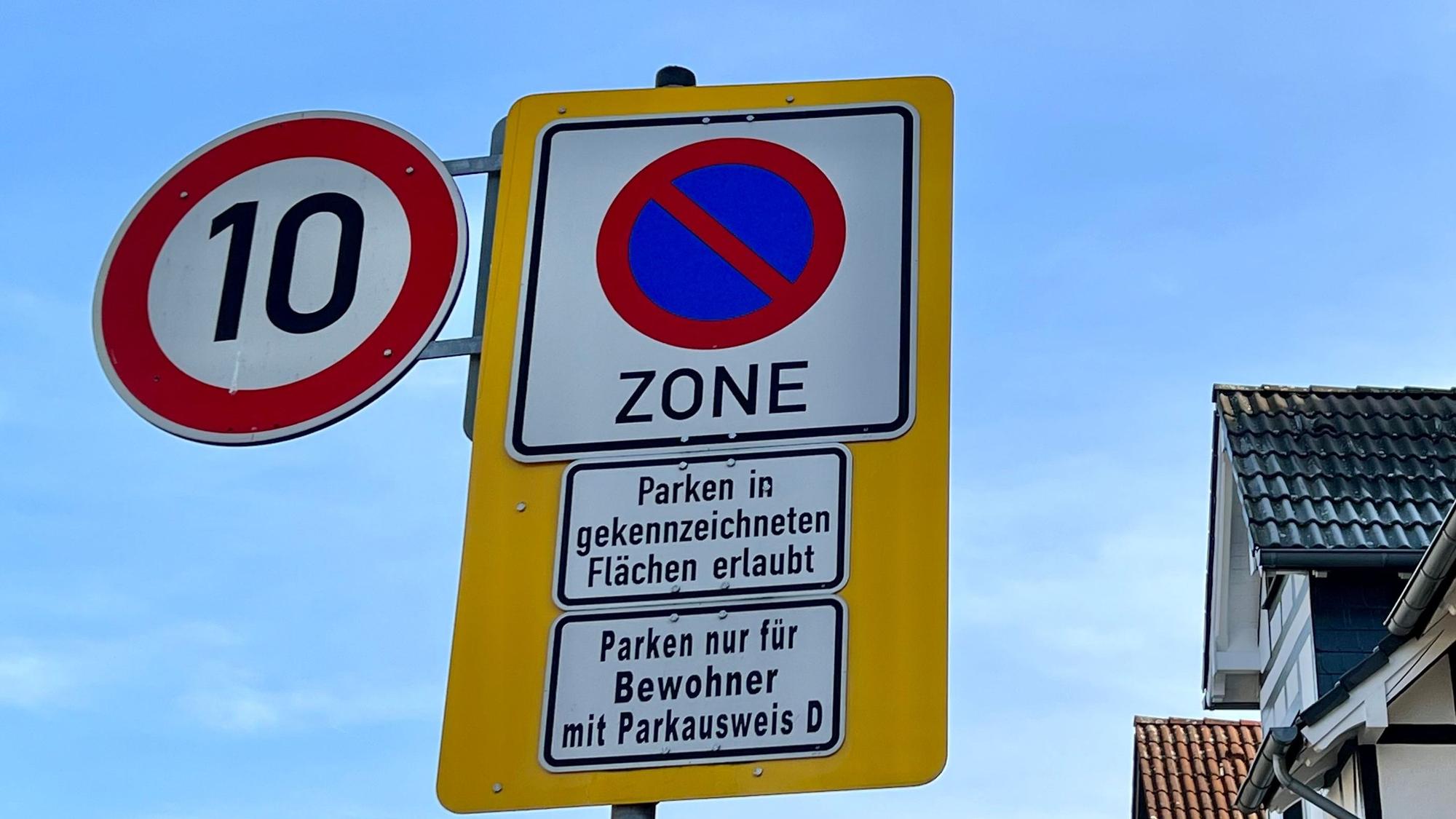 Schild mit Anwohnerparken in der Kolonie