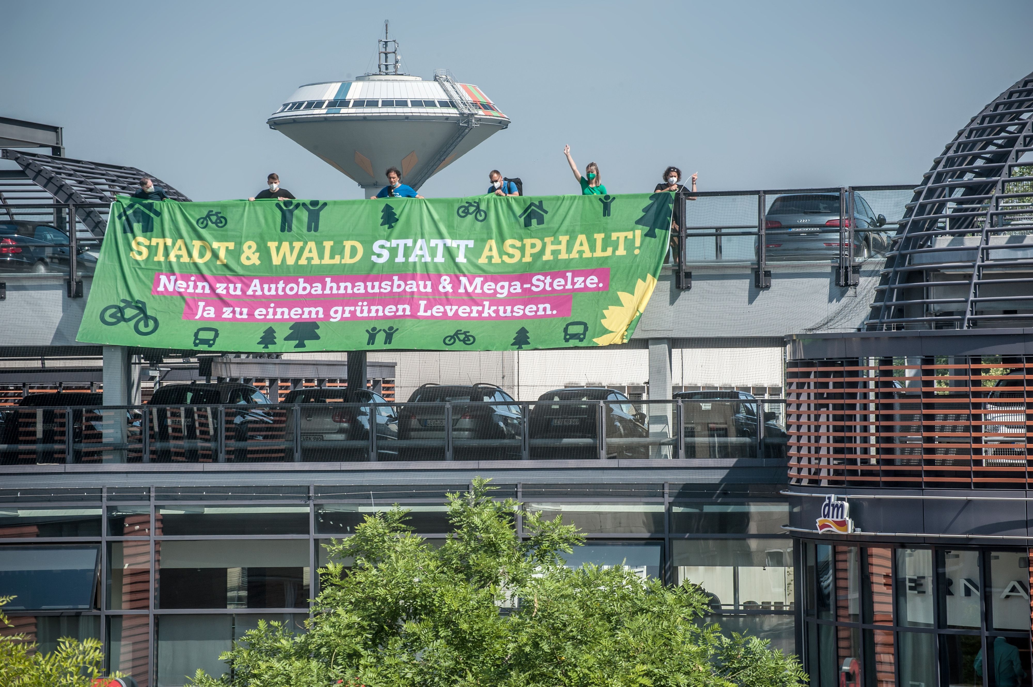 Ein Wahlkampf-Banner der Grünen an der Rathaus Galerie leverkusen. Inhalt:  Stadt & Wald statt Asphalt / Nein zu Autobahnausbau und Mega-Stelze. Ja zu einem grünen Leverkusen.