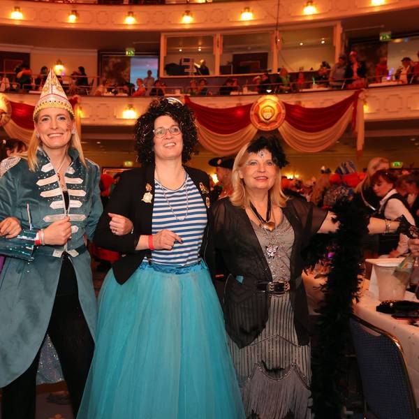 Bei Agrippinas Töchtern feierten Claudia Hessel (RTL West), Marie Frank (Agentur Drei Brüder), Festkomitee-Sprecherin Tanja Holthaus und Schauspielerin Sabine Postel (v.l.n.r.). Sie schunkeln im großen Saal des Maritim Hotels bei der Mädchensitzung von Agrippinas Töchtern.