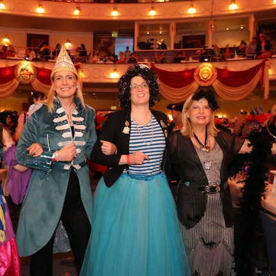 Bei Agrippinas Töchtern feierten Claudia Hessel (RTL West), Marie Frank (Agentur Drei Brüder), Festkomitee-Sprecherin Tanja Holthaus und Schauspielerin Sabine Postel (v.l.n.r.). Sie schunkeln im großen Saal des Maritim Hotels bei der Mädchensitzung von Agrippinas Töchtern.