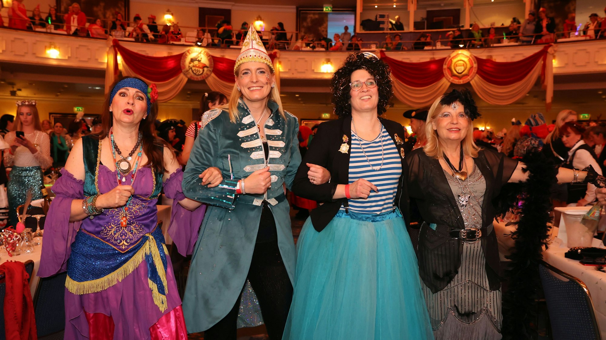 Bei Agrippinas Töchtern feierten Claudia Hessel (RTL West), Marie Frank (Agentur Drei Brüder), Festkomitee-Sprecherin Tanja Holthaus und Schauspielerin Sabine Postel (v.l.n.r.). Sie schunkeln im großen Saal des Maritim Hotels bei der Mädchensitzung von Agrippinas Töchtern.