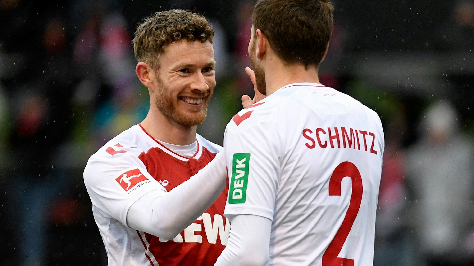 Florian Kainz jubelt mit Verteidiger Benno Schmitz über ein Tor.