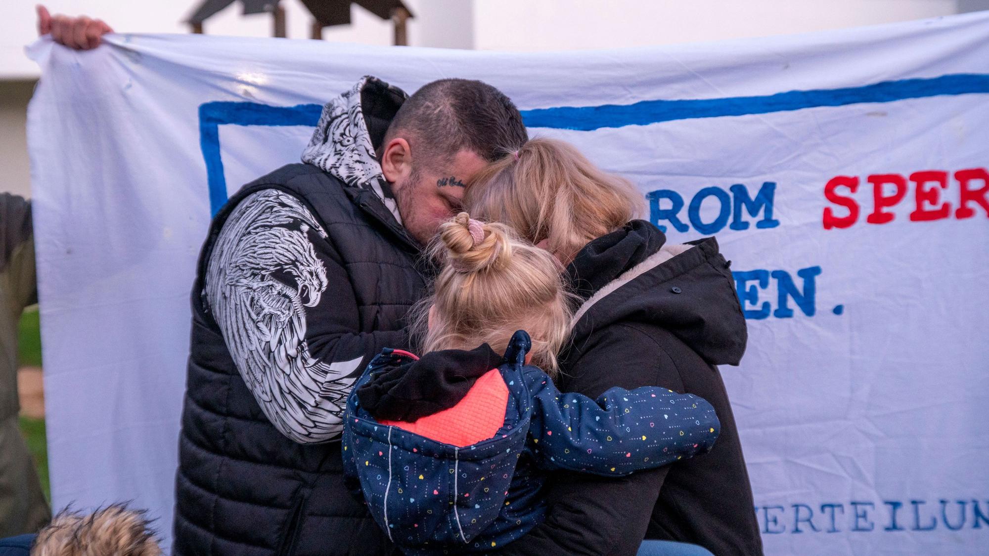 17.01.2023, Köln: Protestkundgebung gegen Zwangsräumung von sechsköpfiger Familie in Gremberghoven. Foto: Uwe Weiser