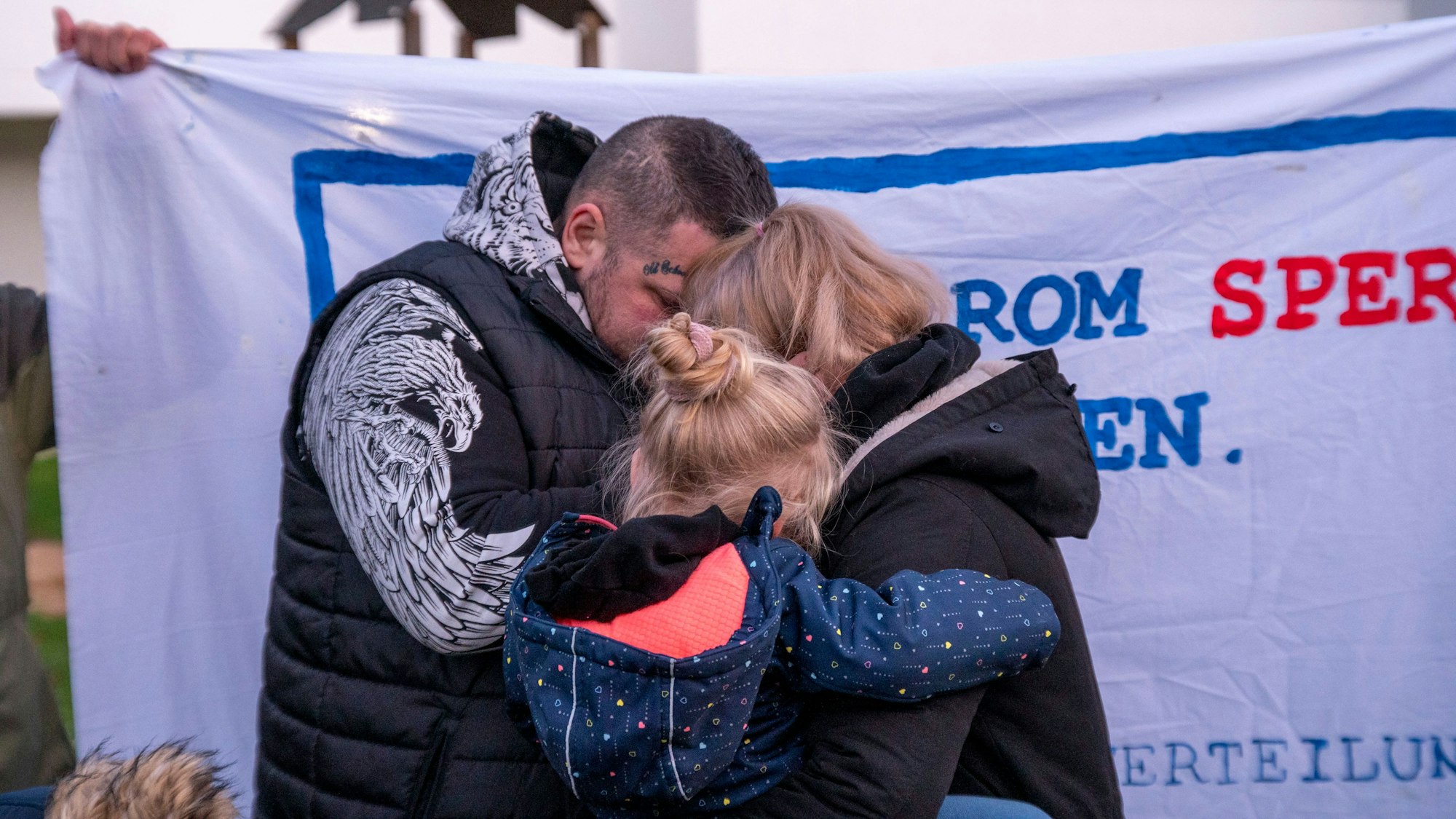 17.01.2023, Köln: Protestkundgebung gegen Zwangsräumung von sechsköpfiger Familie in Gremberghoven. Foto: Uwe Weiser