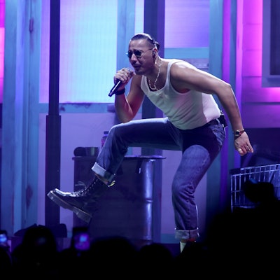 Der Rapper Apache 207 auf der Bühne in der Lanxess-Arena.