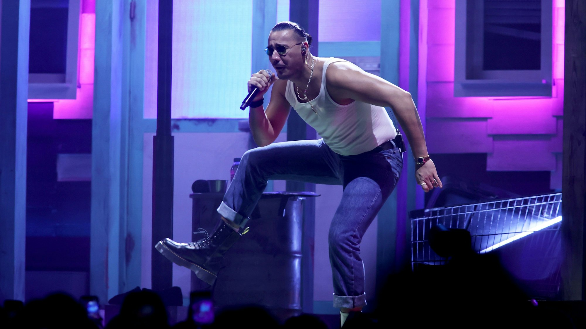 Der Rapper Apache 207 auf der Bühne in der Lanxess-Arena.