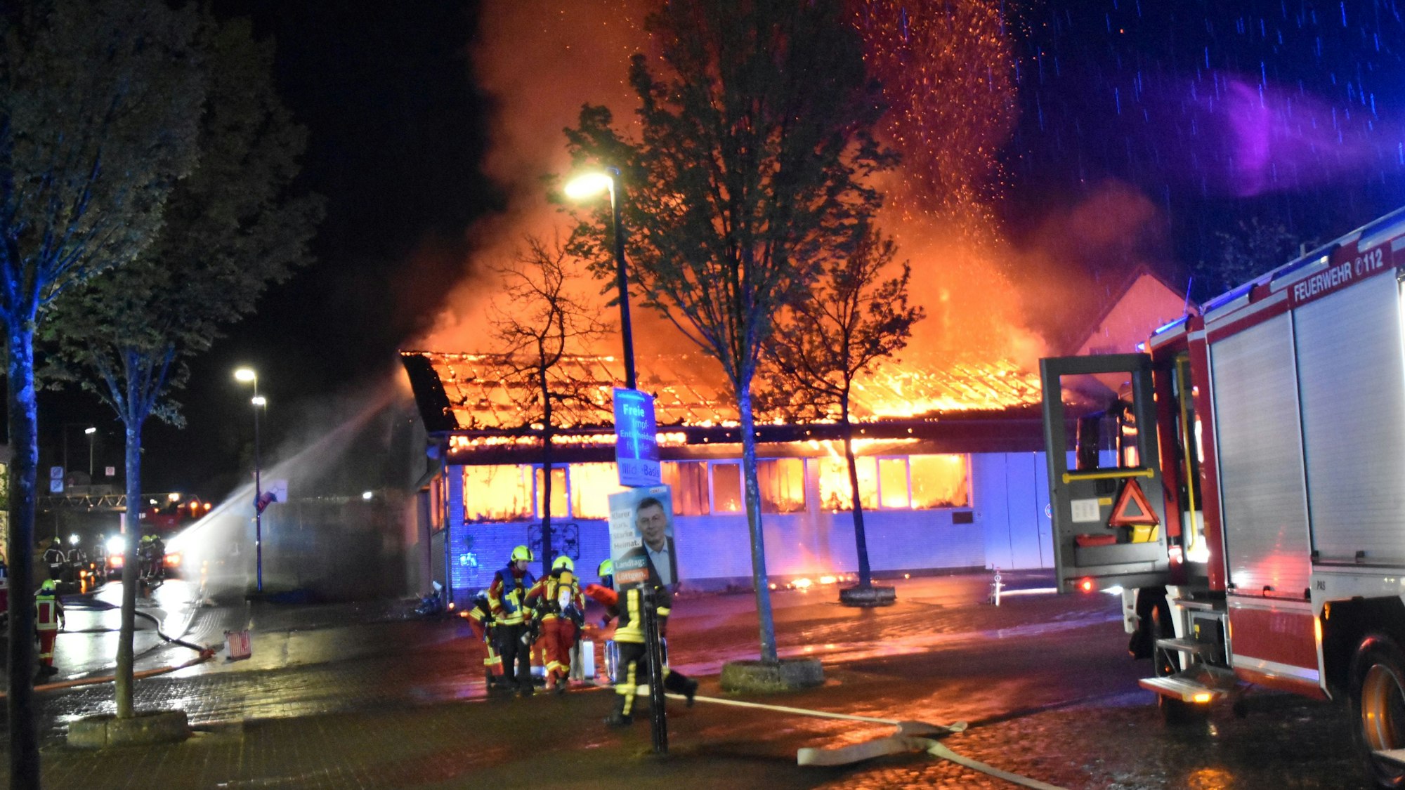 In der Nacht zum 25. April 2022 zerstörte ein Feuer in Waldbröl die 1982 erbaute Markthalle völlig.
