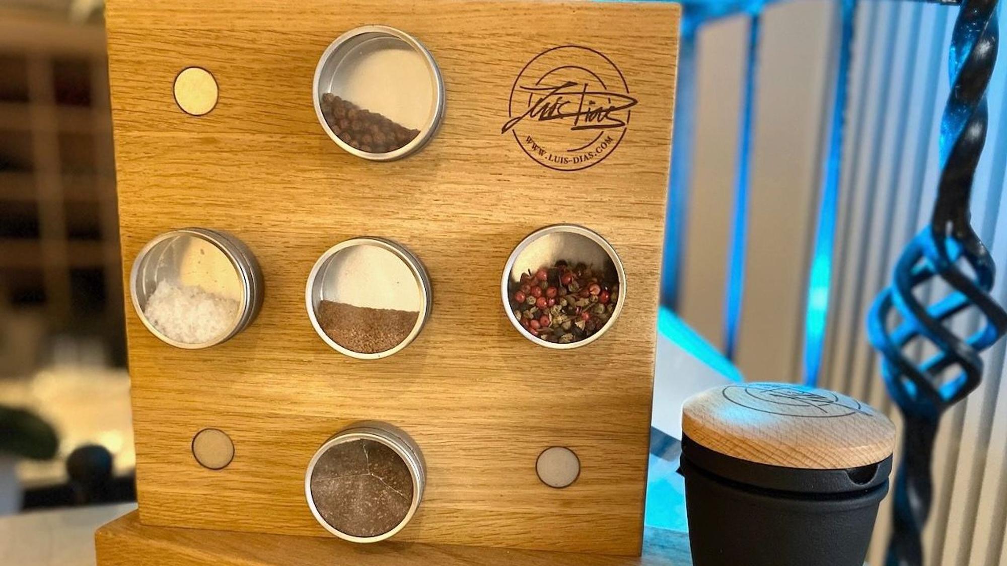 Gewürze auf dem Tisch im Restaurant von Luis Dias.