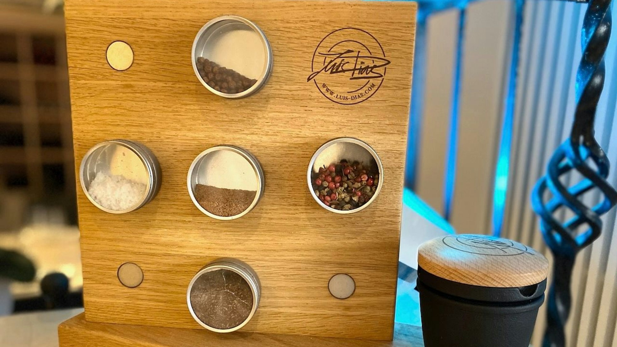 Gewürze auf dem Tisch im Restaurant von Luis Dias.