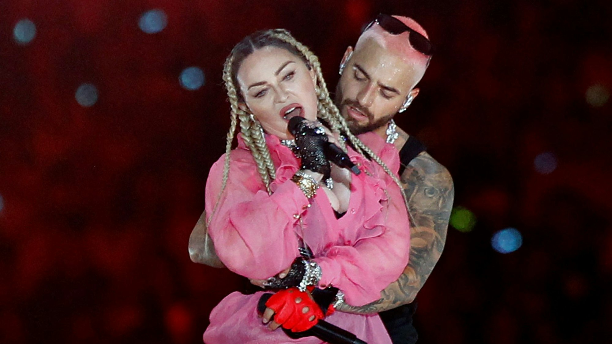 Maluma tritt auf der Bühne zusammen mit Madonna während seines Konzerts „Medallo in the Map“ in Medellin auf.