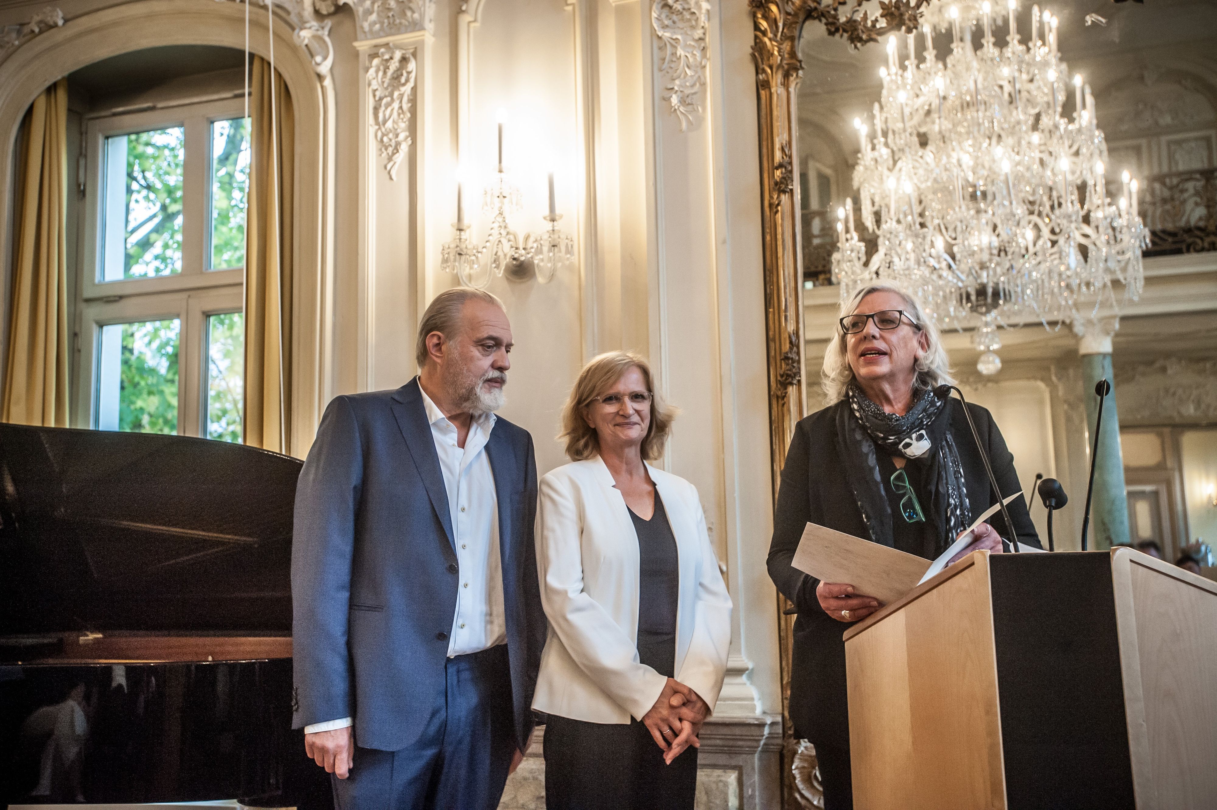 Fraktionsvorsitzende Roswitha Arnold spricht, mit Kronleuchter im Hintergrund. Foto: Ralf Krieger