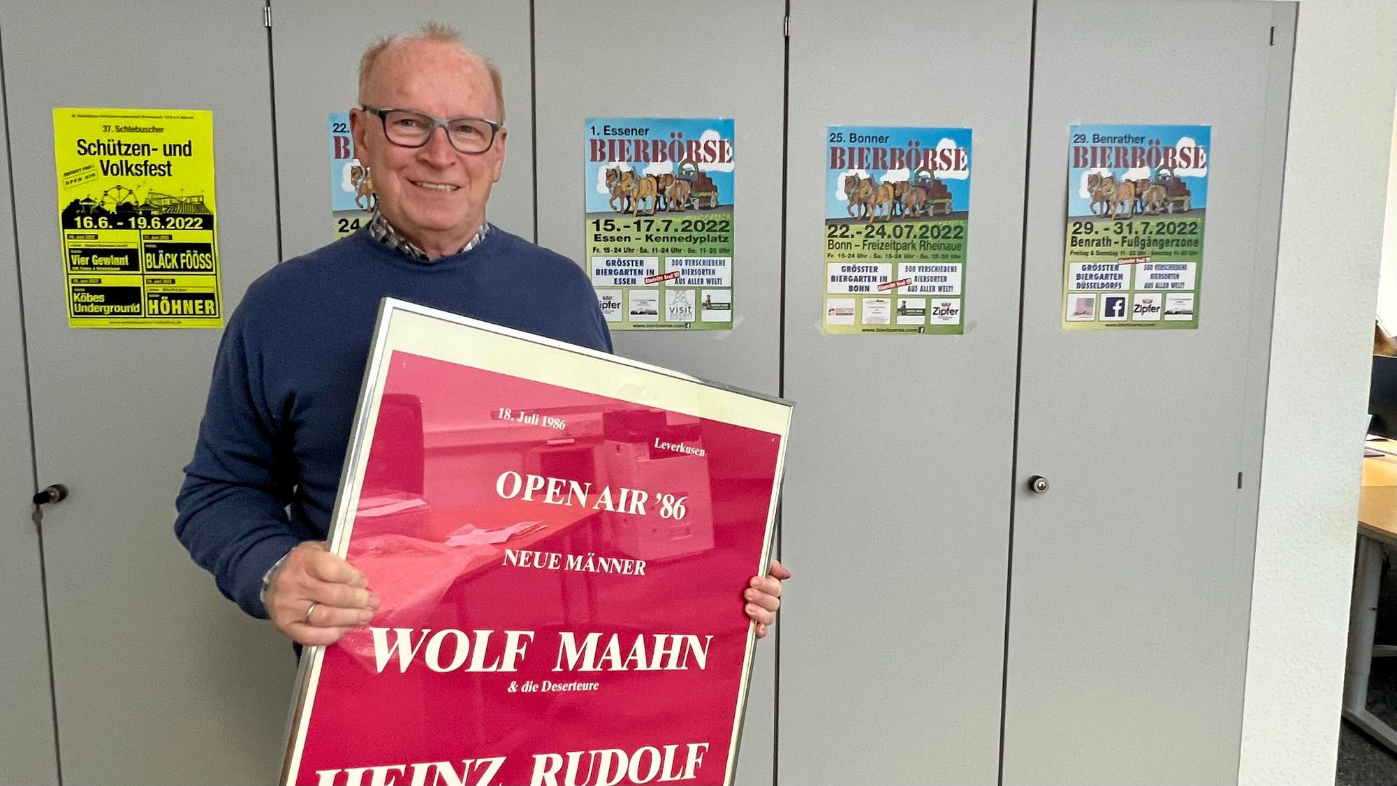 Werner Nolden mit dem Plakat seiner ersten Großveranstaltung am Oulusee in Steinbüchel