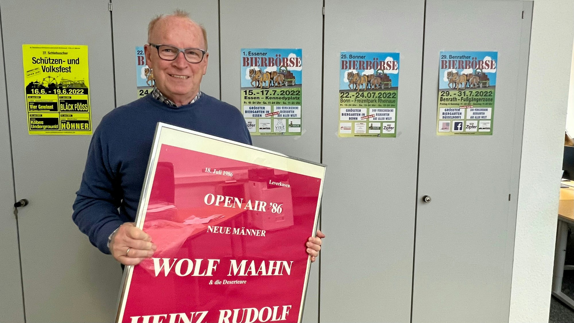 Werner Nolden mit dem Plakat seiner ersten Großveranstaltung am Oulusee in Steinbüchel