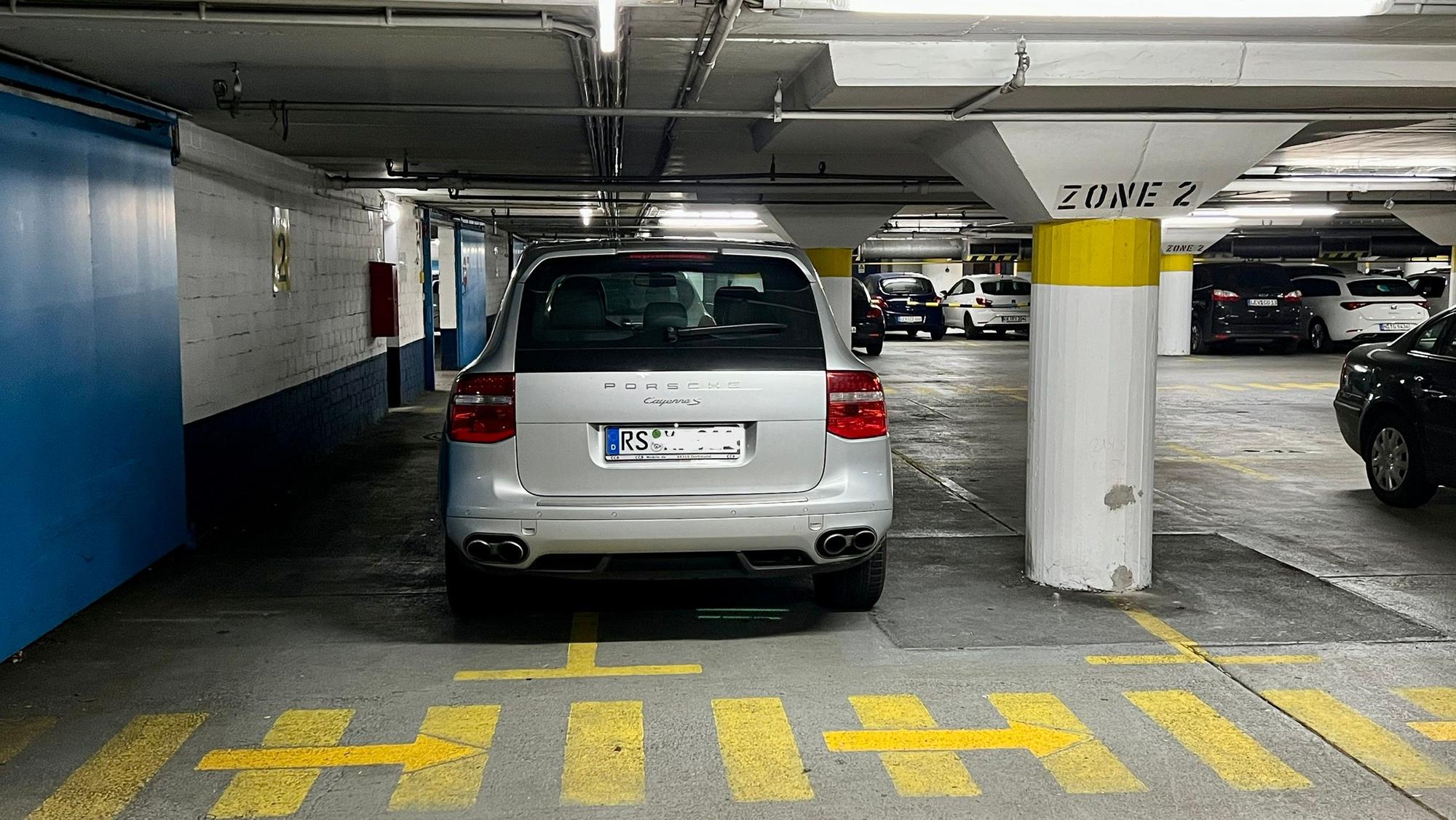 Doppelparkender SUV in der Tiefgarage City-Center in Leverkusen-Wiesdorf