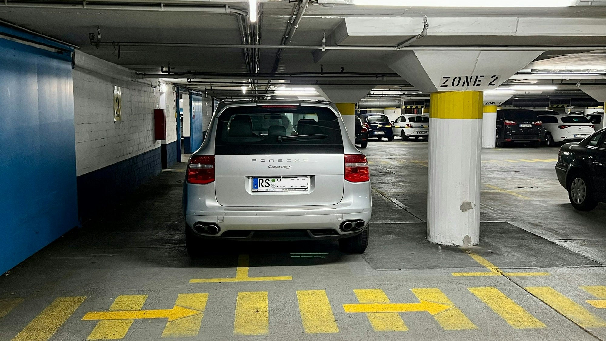 Doppelparkender SUV in der Tiefgarage City-Center in Leverkusen-Wiesdorf