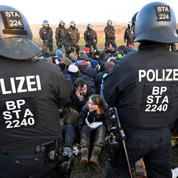 Polizisten stehen am Rand des Braunkohlentagebaus Garzweiler II am 17. Januar vor einer Gruppe von Demonstranten, darunter auch Greta Thunberg (Mitte, unten).