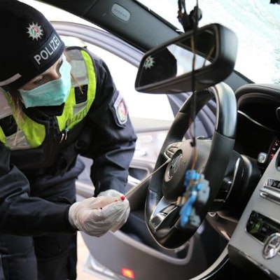 Eine Polizistin sichert Spuren im mutmaßlichen Unfallfahrzeug von Deutz.