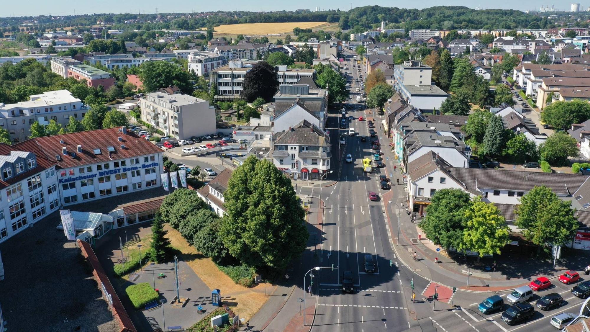 Luftbild von einer Straßenschlucht mit Bebauung am Rand.