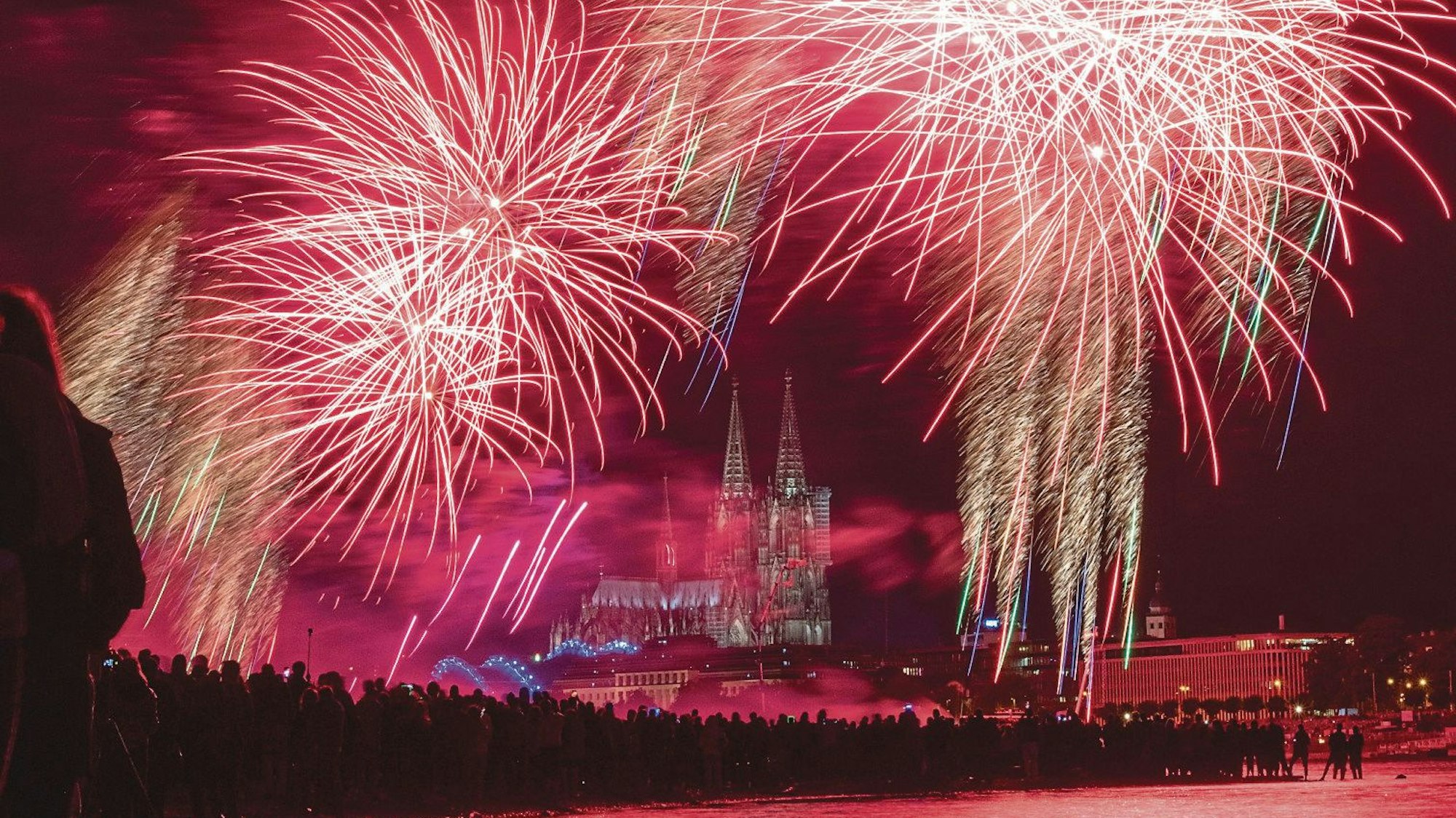 Kölner Lichter: Feuerwerk über Rhein und Dom, Massen an Zuschauern