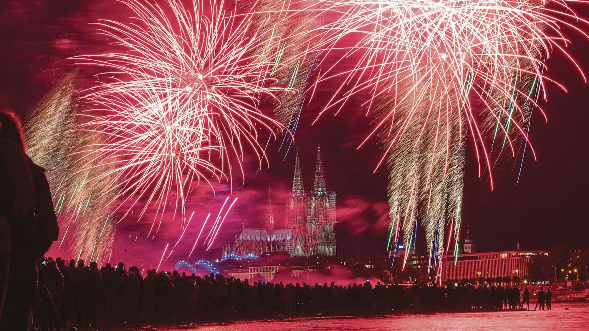Feuerwerk, im Hintergrund der Dom