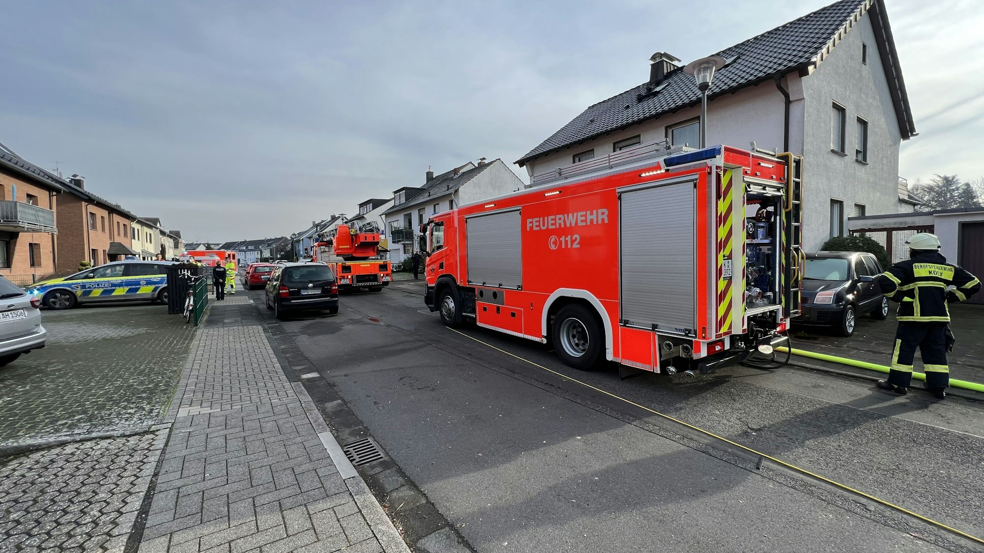 Ein Feuerwehrauto steht in der Straße.