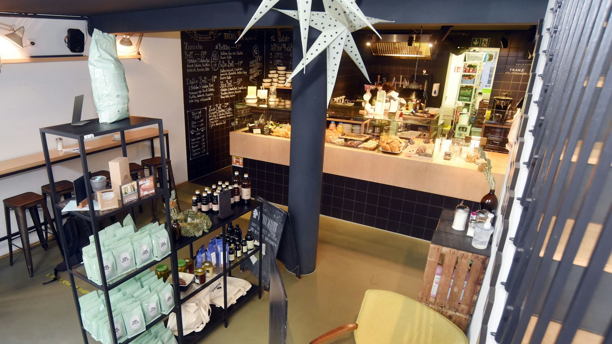 Das Café Heimisch auf der Deutzer Freiheit von innen mit der Kuchentheke.