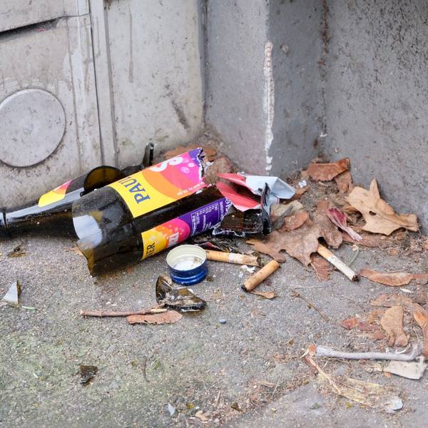 Müll liegt auf der Straße.