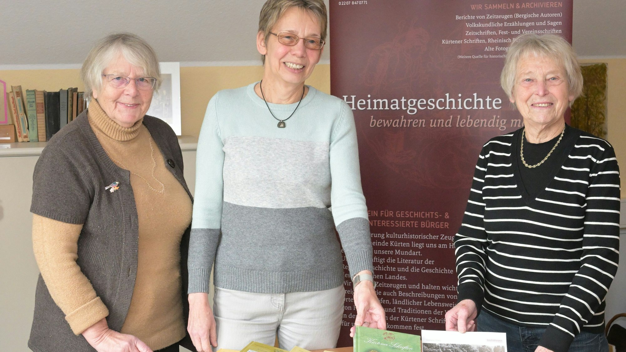 Das Foto zeigt Ute Jülich, Elisabeth Coester und Barbara Müller vom Geschichtsverein Kürten.