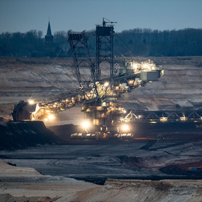 Ein riesiger Bagger im Tagebau Garzweiler der RWE-Power arbeitet sich durch das Erdreich.