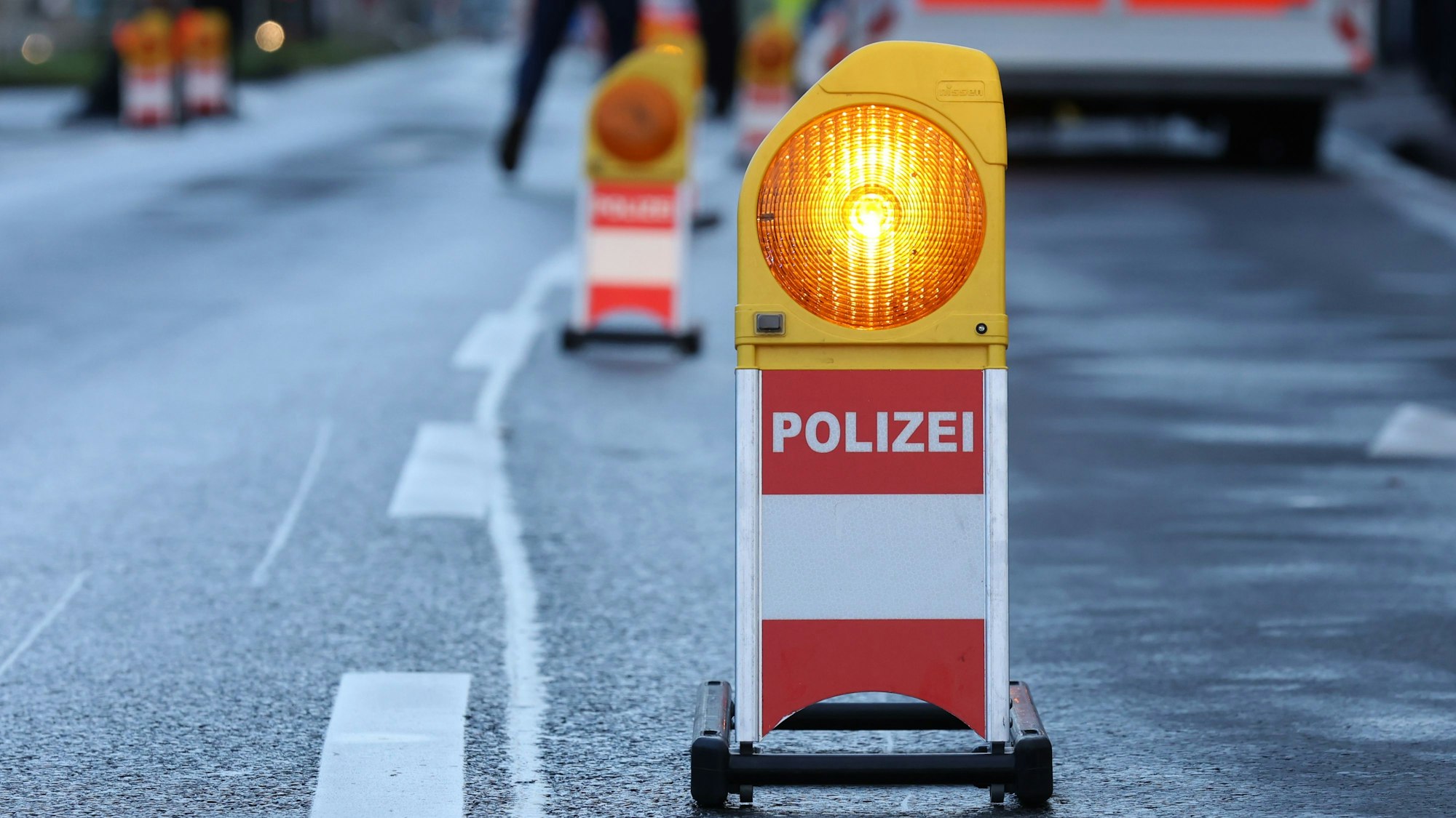 Eine Polizei-Warnbake steht auf der Aachener Straße.