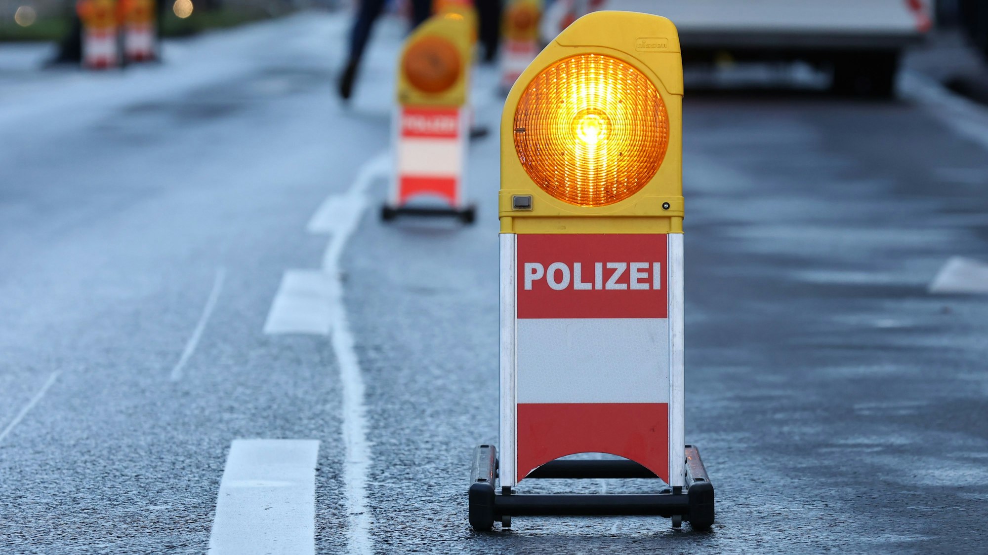 Von der Polizei abgesperrter Straßenbereich, im Hintergrund sieht man einen Krankenwagen