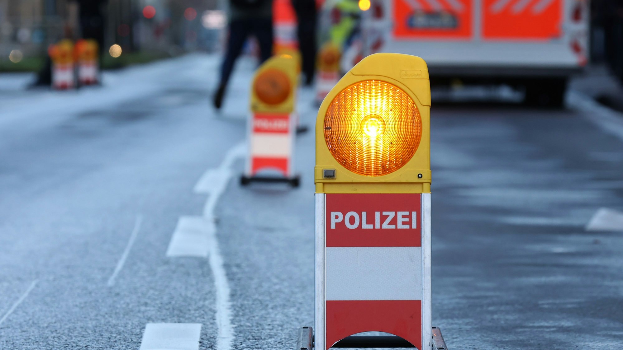 Polizei-Warnbake auf Aachener Str., im Hintergrund sieht man einen Krankenwagen