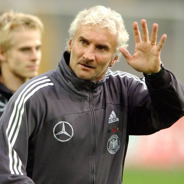 Rudi Völler winkt seinen Fans beim Training der deutschen Fußball-Nationalmannschaft im Jahr 2003 in Dortmund.