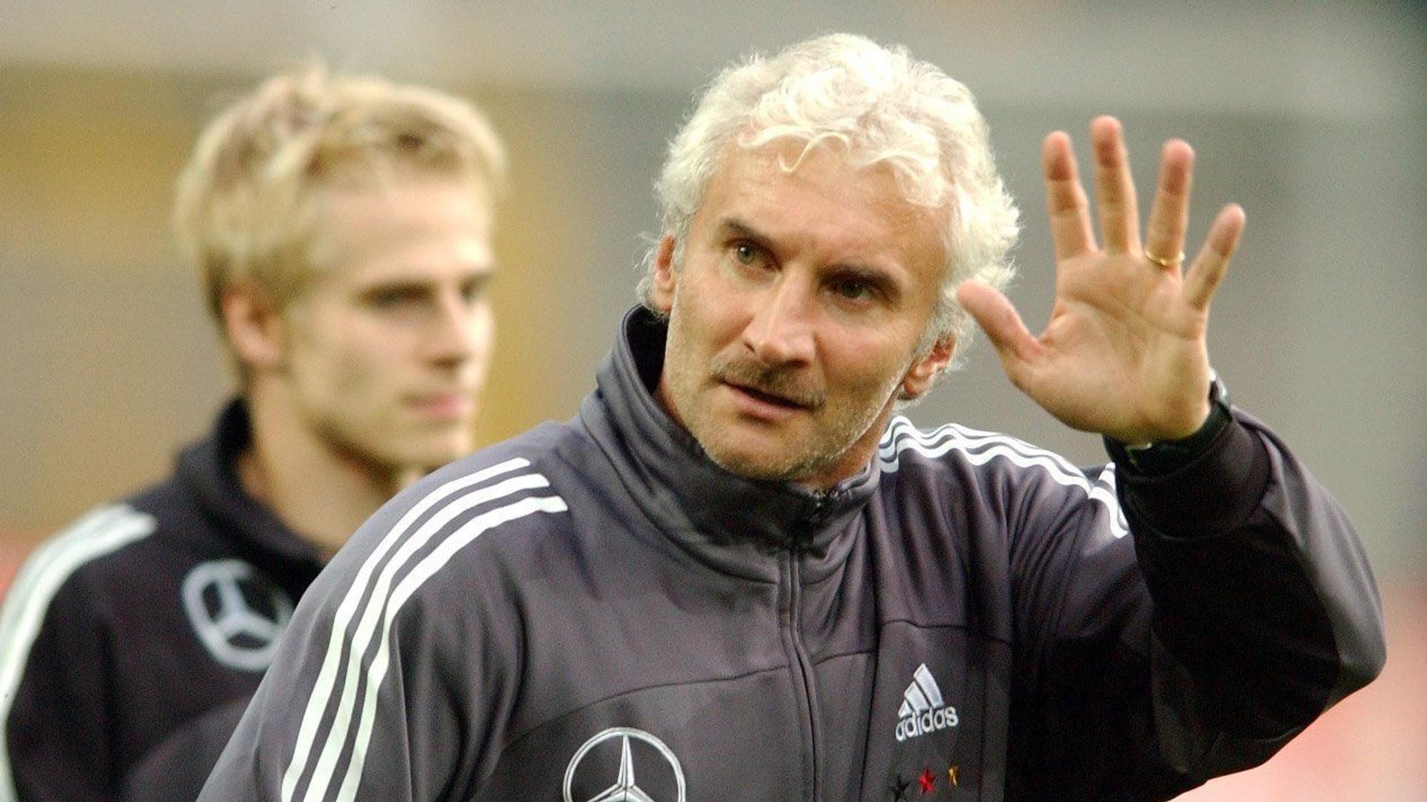 Rudi Völler winkt seinen Fans beim Training der deutschen Fußball-Nationalmannschaft im Jahr 2003 in Dortmund.