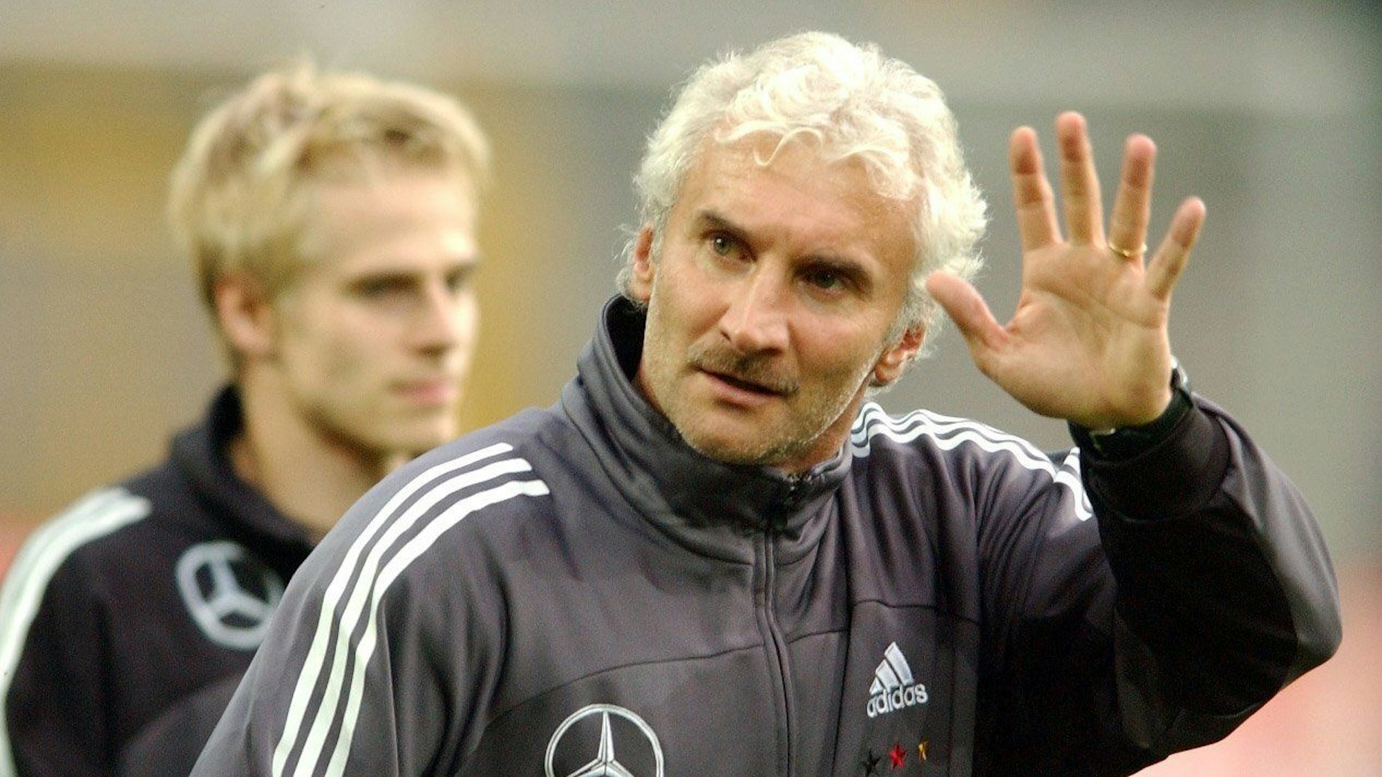 Rudi Völler winkt seinen Fans beim Training der deutschen Fußball-Nationalmannschaft im Jahr 2003 in Dortmund.