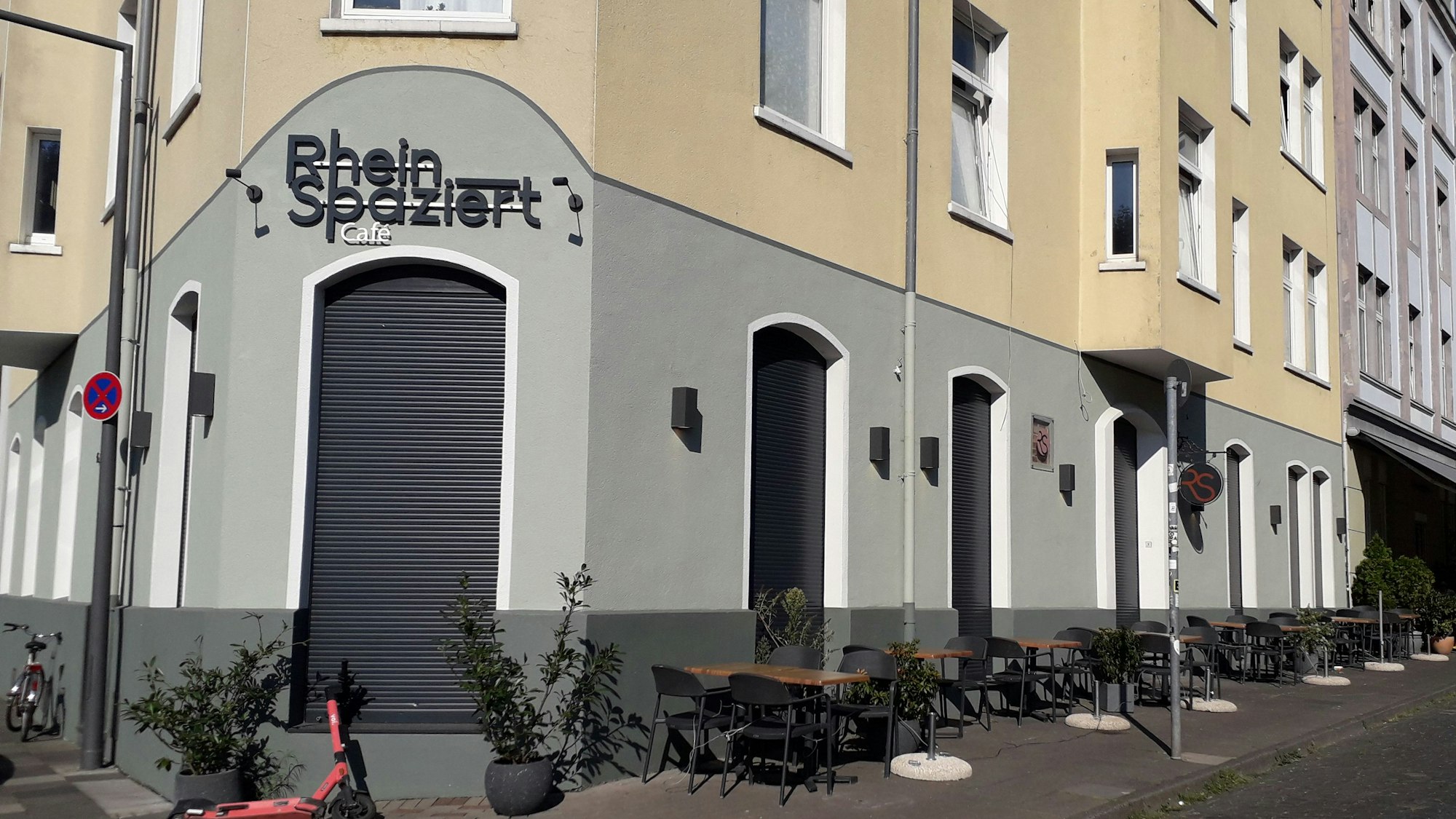 Das Café Rheinspaziert in Mülheim in Köln von außen.