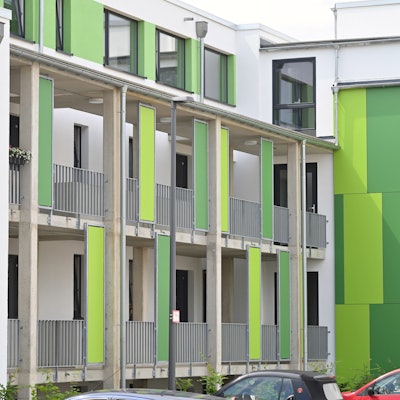 Das Foto zeigt Gebäude an der Handstraße, wo die Rheinisch-Bergische Siedlungsgesellschaft 100 neue Wohnungen gebaut hat.
