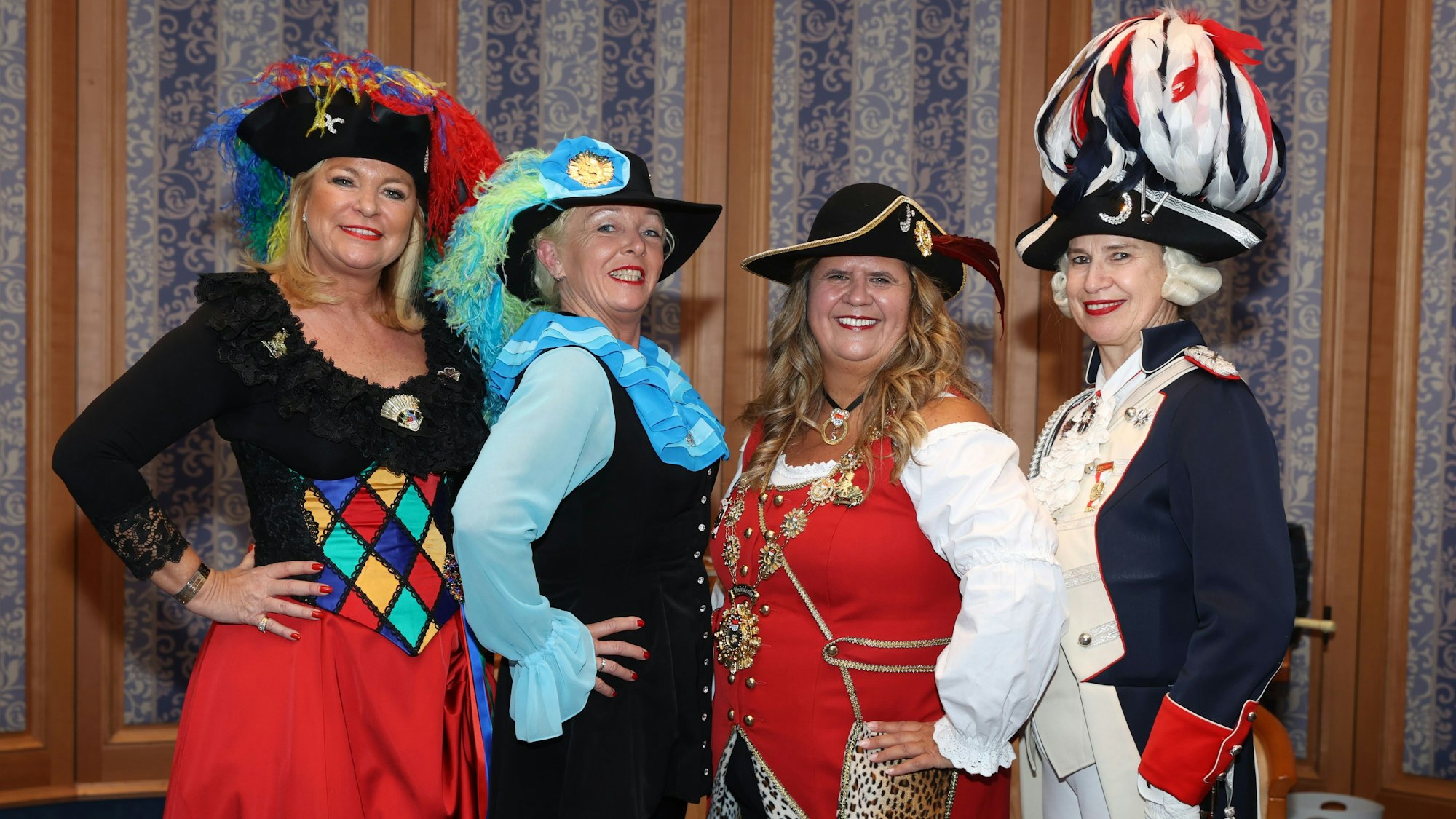 Von links nach rechts, in den Ornaten ihrer Gesellschaften: Die Präsidentinnen der Damen-Gesellschaften: Uschi Brauckmann (Colombinen), Gabi Gérard-Post (Kölsche Madämcher), Rüya Gazez-Krengel (Schmuckstückchen) und Barbara Brüninghaus (Damengarde).