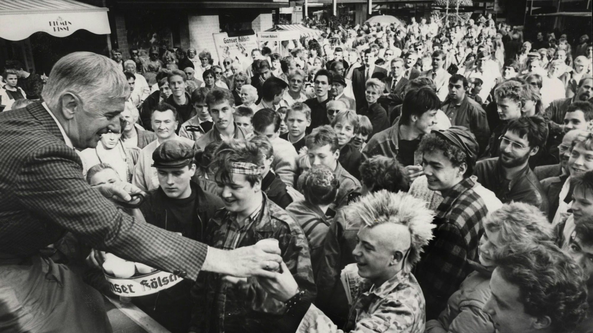 Eröffnung der ersten Opladener Bierbörse 1987 mit OB Wolfgang Obladen (links) in der Fußgängerzone Kölner Straße