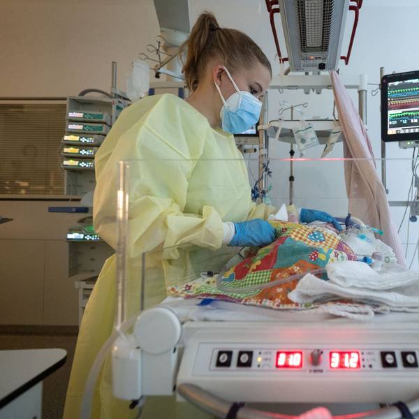 Eine Intensivpflegerin versorgt auf der Kinder-Intensivstation einen am RS-Virus erkrankten Patienten, der beatmet wird.