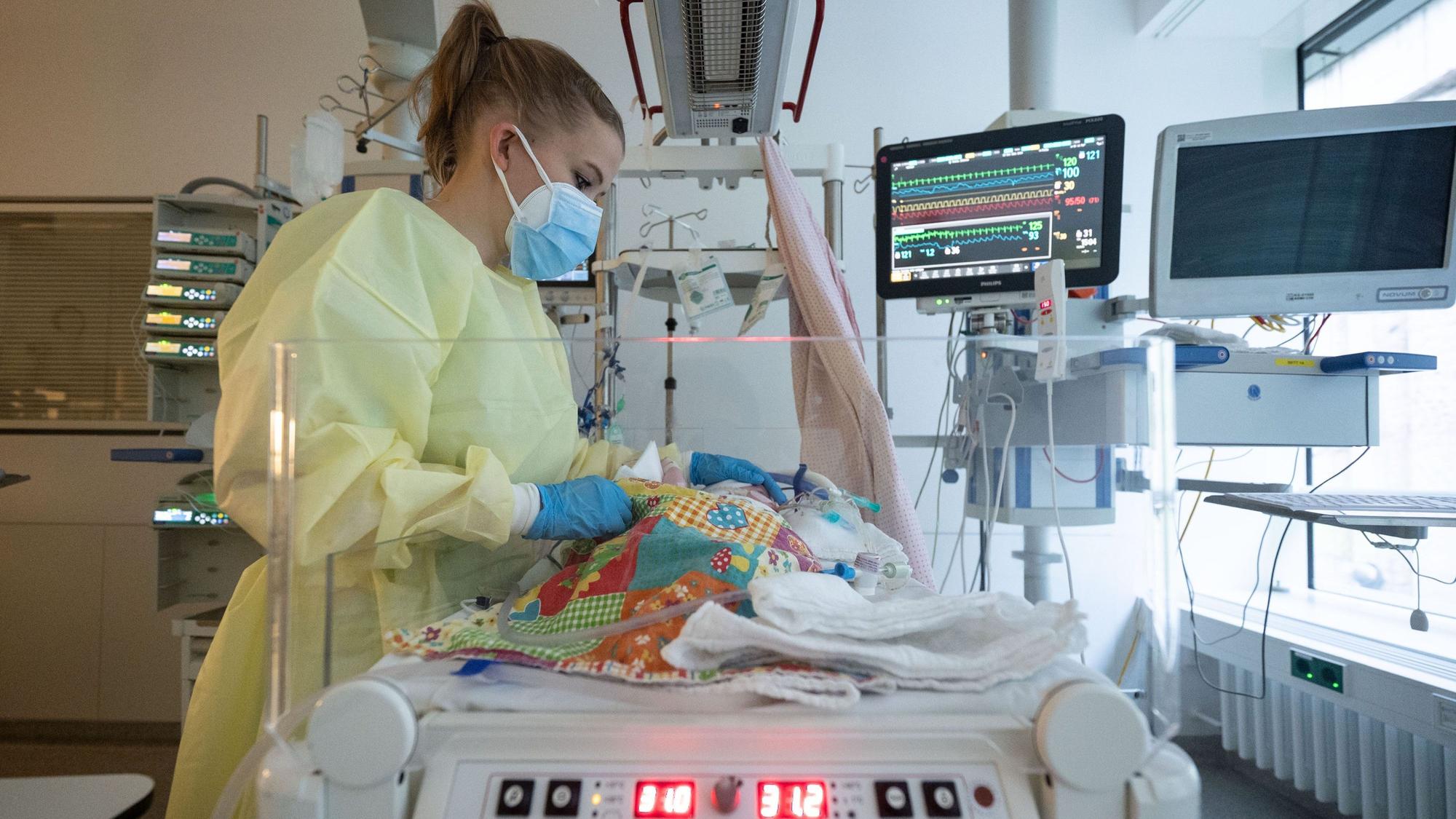 Eine Intensivpflegerin versorgt auf der Kinder-Intensivstation des Olgahospitals des Klinkums Stuttgart einen am Respiratorischen Synzytial-Virus (RS-Virus oder RSV) erkrankten Patienten, der beatmet wird.