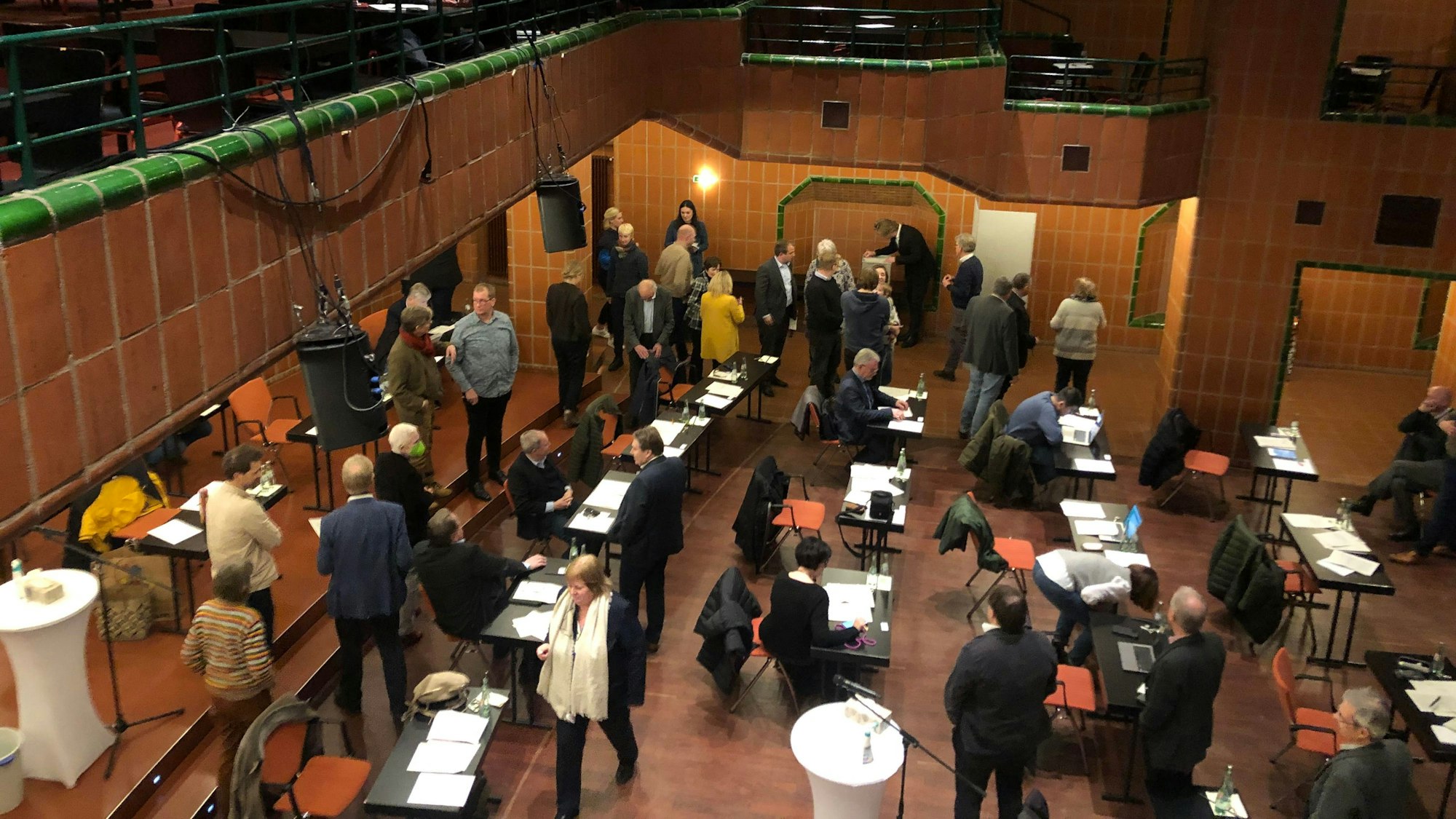 Die Bergisch Gladbacher Ratspolitiker im Bergischen Löwen bei der geheimen Abstimmung.