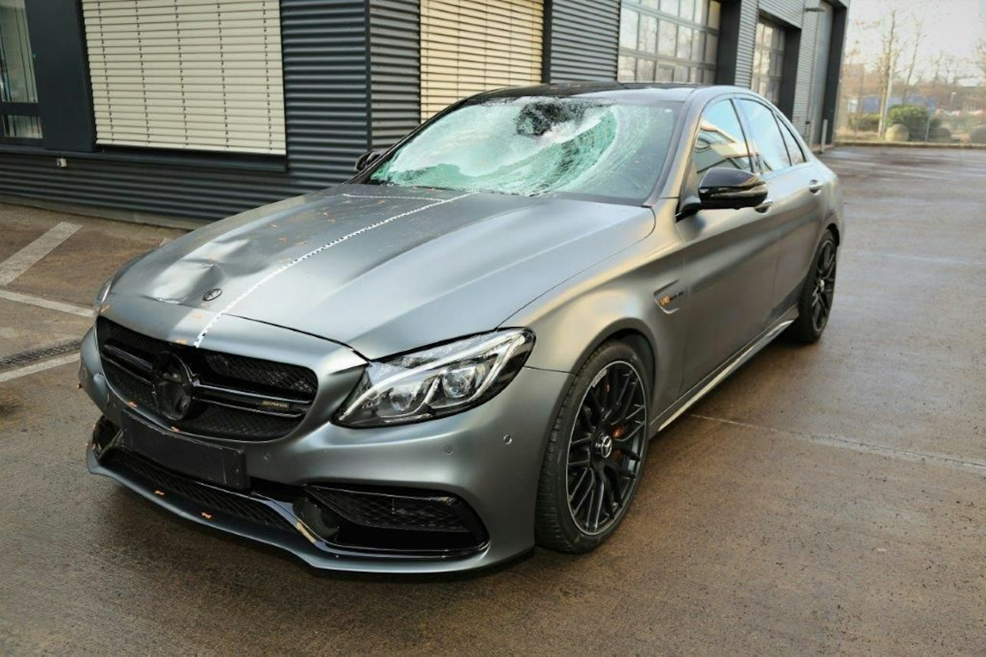 Das mutmaßliche Unfallfahrzeug - ein grauer AMG-Mercedes.