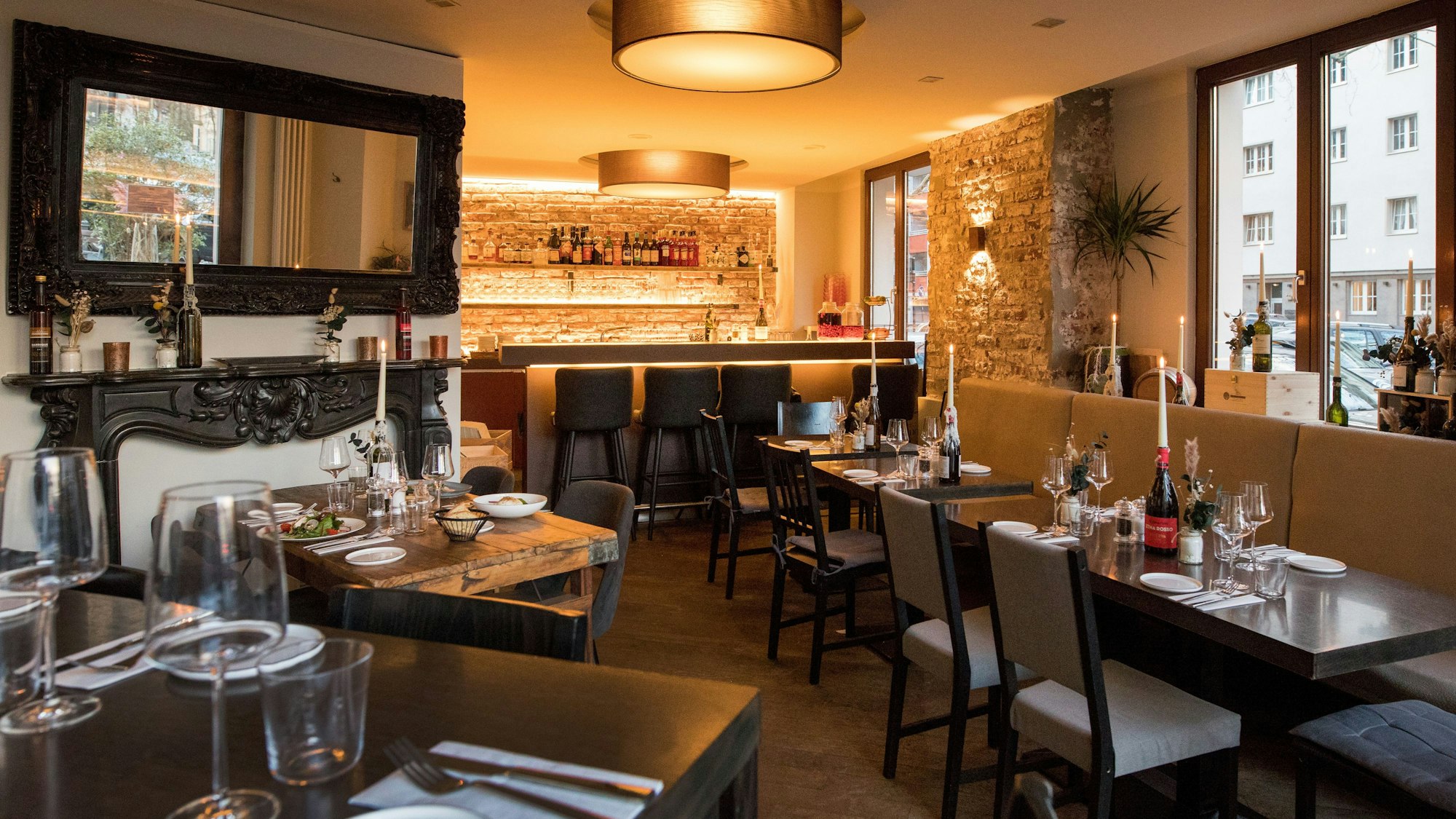Der Gastraum des Restaurant Barile im Agnesviertel in Köln mit einer modernen Einrichtung und warmem Licht