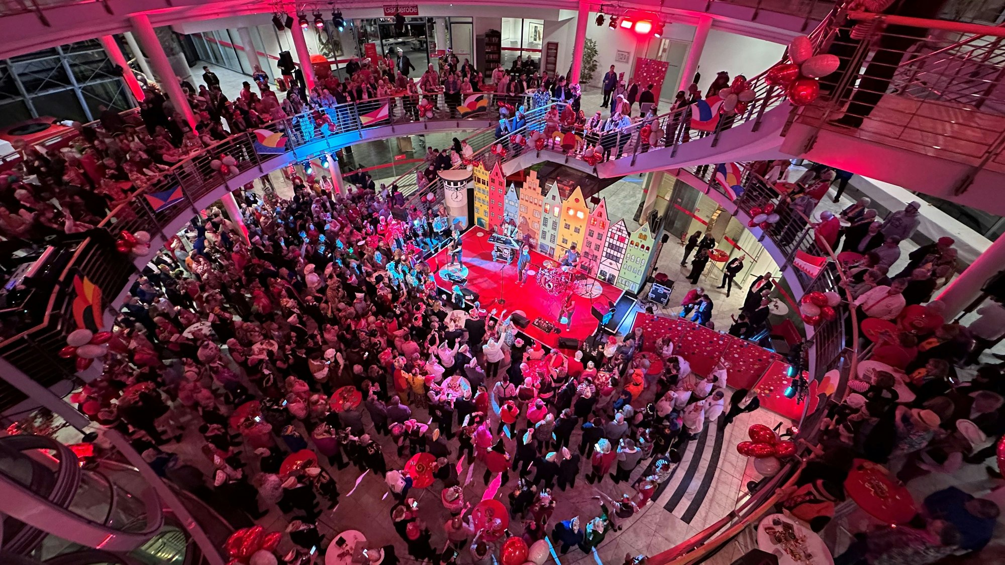 Gute Stimmung beim Karnevalsevent in der Sparkasse Köln/Bonn